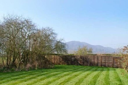 BRAMBLES COTTAGE, pet friendly, character holiday cottage in Malvern