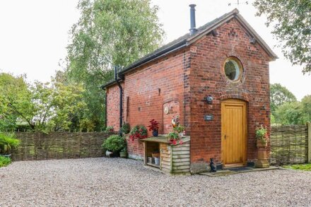 CHEQUER STABLE, romantic, character holiday cottage in Sandbach