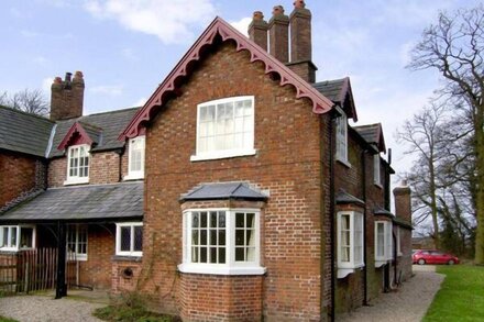 DAIRY APARTMENT 2, character holiday cottage in Tatton Park