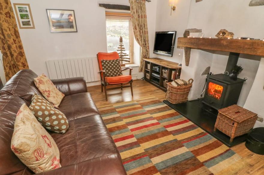 ROSEMARY COTTAGE, pet friendly, with open fire in Burton-In-Kendal