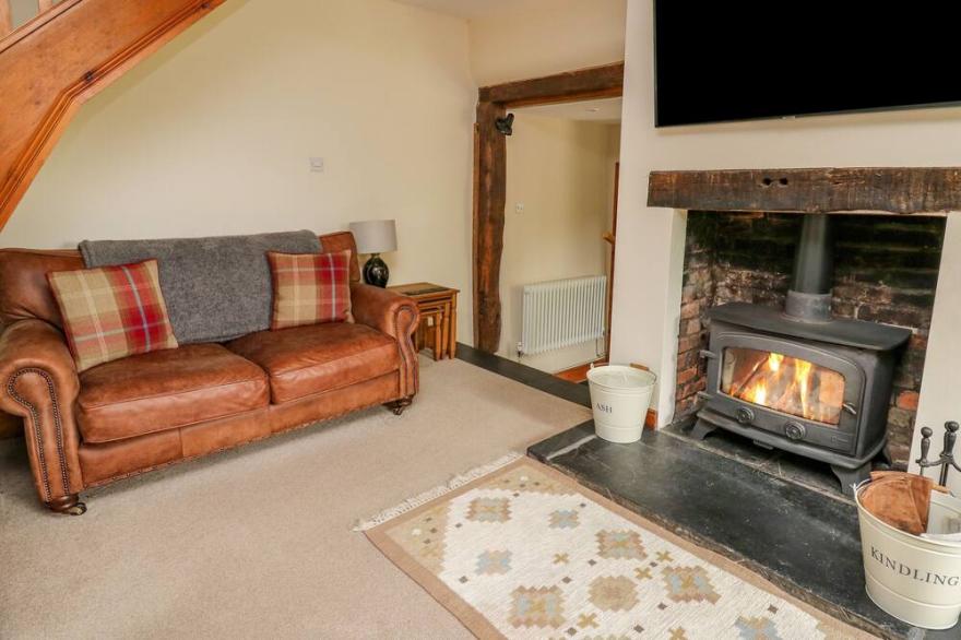 BYRDIR COTTAGE, pet friendly, character holiday cottage in Rhayader