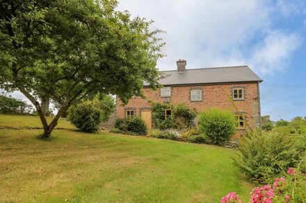 BYRDIR COTTAGE, pet friendly, character holiday cottage in Rhayader