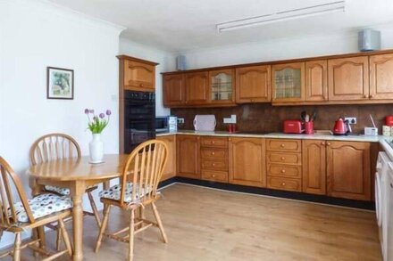 SKYLARK, pet friendly, country holiday cottage in Weybourne