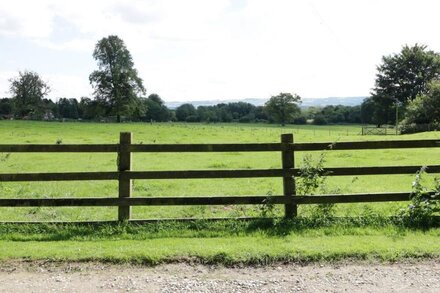 THE STABLES, pet friendly, character holiday cottage in Ebberston