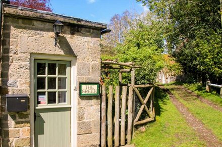 THE GREEN, pet friendly, luxury holiday cottage in Lastingham