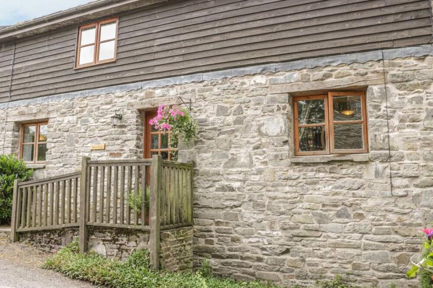 BARN END, Pet Friendly, Character Holiday Cottage In Felindre