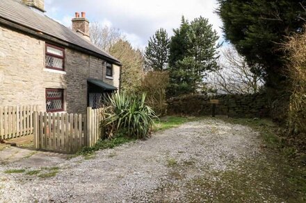 THE COTTAGE GLOSSOP, pet friendly, with open fire in Glossop