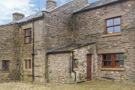 ORCABER COTTAGE, pet friendly, luxury holiday cottage in Austwick