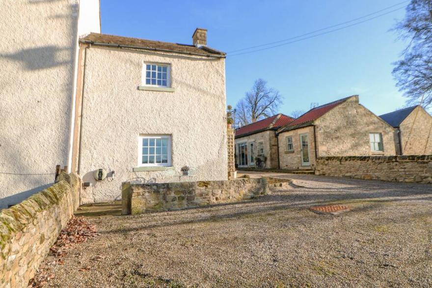 THE STABLE, SEDBURY PARK FARM, romantic in Gilling West