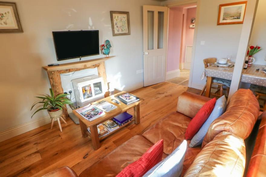 THE STABLE, SEDBURY PARK FARM, romantic in Gilling West