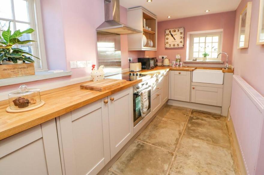 THE STABLE, SEDBURY PARK FARM, romantic in Gilling West