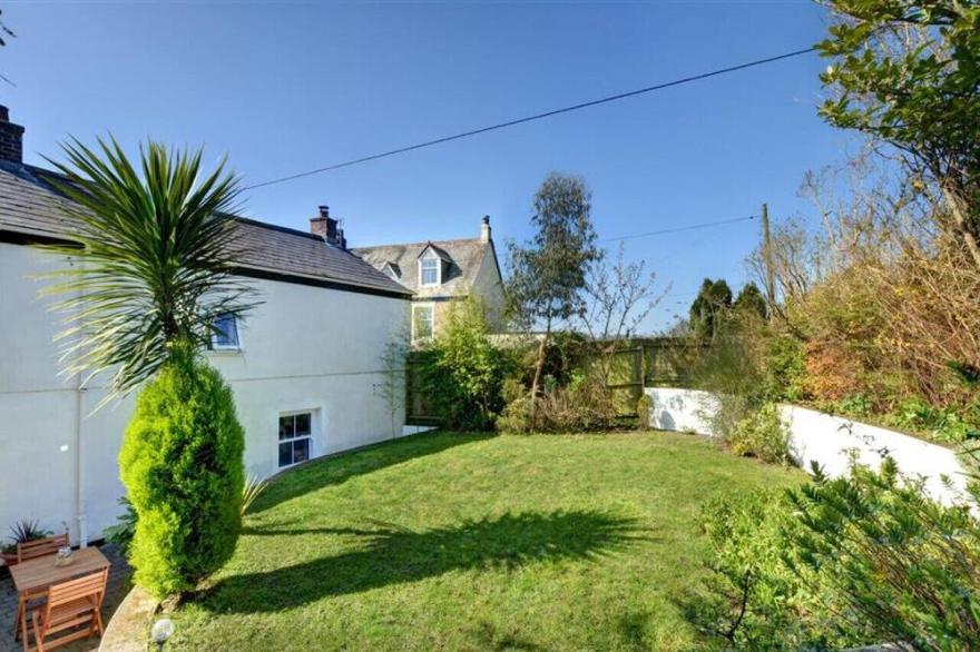 Corner Cottage - Three Bedroom House, Sleeps 6