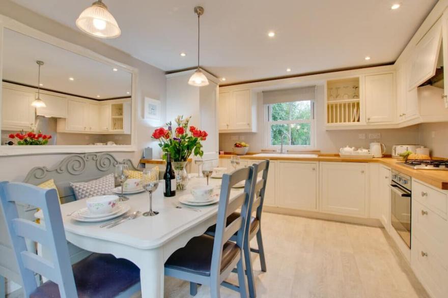 Corner Cottage - Three Bedroom House, Sleeps 6