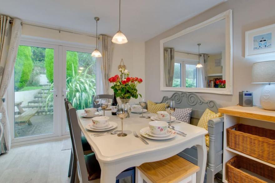 Corner Cottage - Three Bedroom House, Sleeps 6