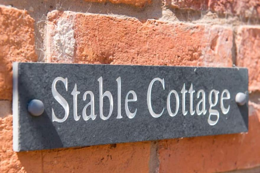STABLE COTTAGE, pet friendly, with hot tub in Hanley William