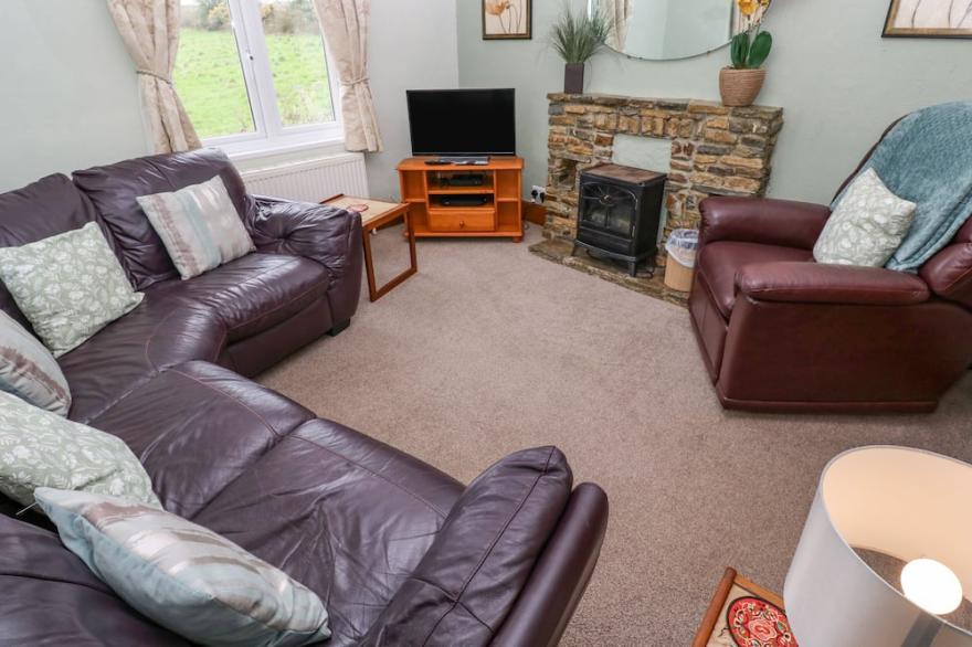 TRELYDARTH, Pet Friendly, Character Holiday Cottage In Penhallow