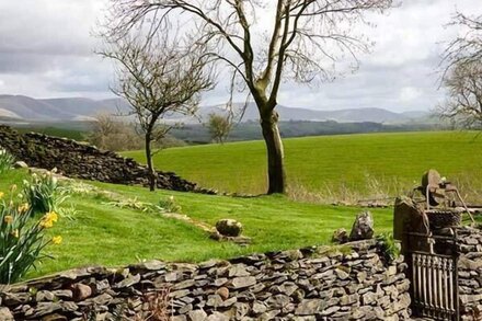 LONGWELL HOUSE, character holiday cottage in Selside Near Kendal