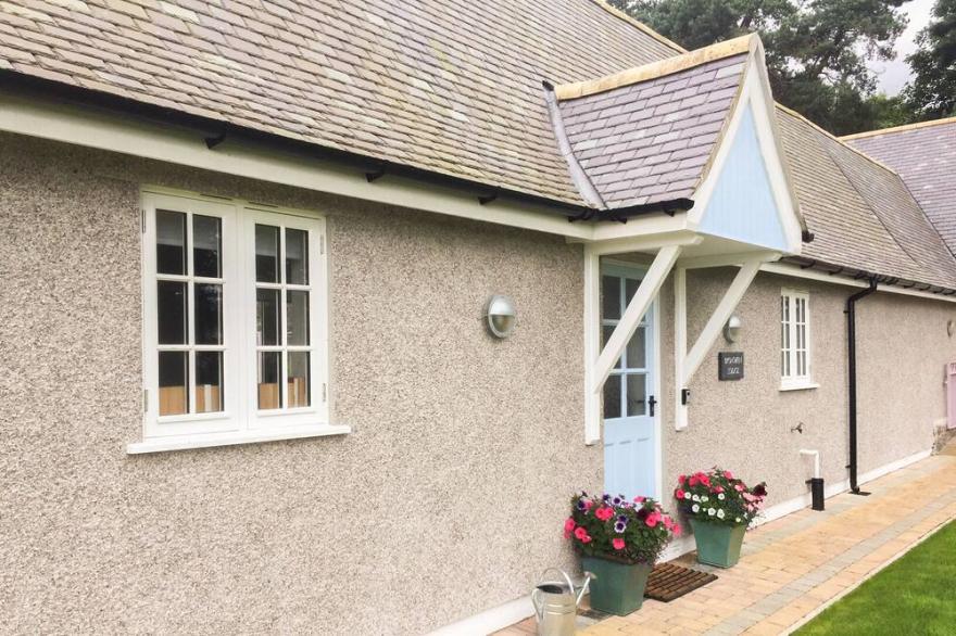 BRONWEN LODGE, romantic, luxury holiday cottage in Conwy