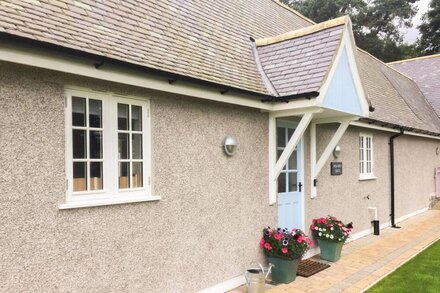 BRONWEN LODGE, romantic, luxury holiday cottage in Conwy