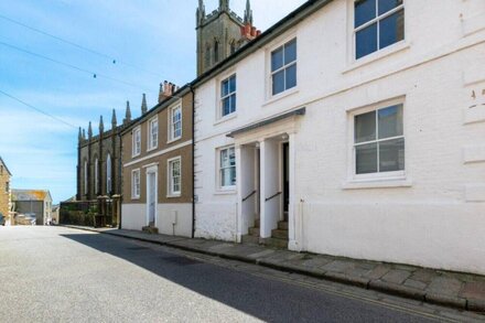 26 Chapel Street - Three Bedroom House, Sleeps 6