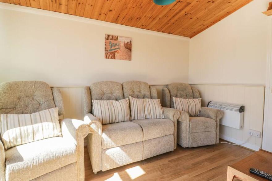CHALET 209, family friendly, with a garden in St Merryn
