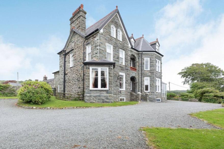 PENSARN HALL, Pet Friendly, Character Holiday Cottage In Llanbedr