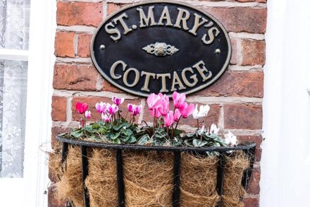 ST MARY'S COTTAGE, pet friendly, with open fire in Scarborough