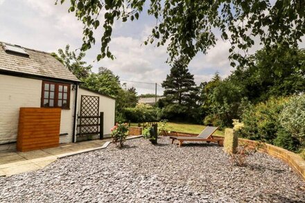 CHESHIRE CHEESE COTTAGE, romantic, with hot tub in Tattenhall