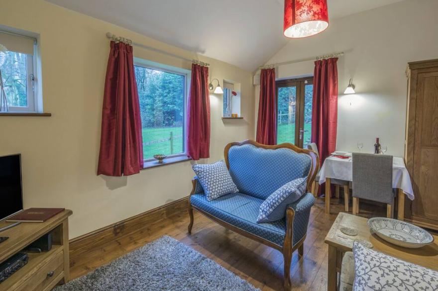 WOODPECKERS COTTAGE, romantic, with open fire in Church Stretton