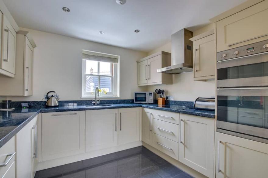 9 Reade Court - Three Bedroom Apartment, Sleeps 5