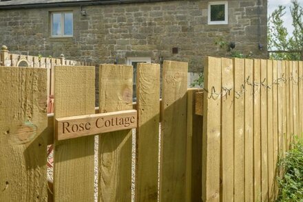 ROSE COTTAGE, pet friendly, character holiday cottage in Edlingham