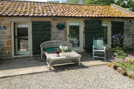 OWL COTTAGE, pet friendly, character holiday cottage in Helmsley