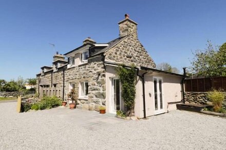 2 BORTHWEN COTTAGES, pet friendly, with open fire in Dyffryn Ardudwy