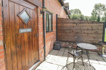 KITE'S NEST, pet friendly, with a garden in Eaton-Under-Heywood