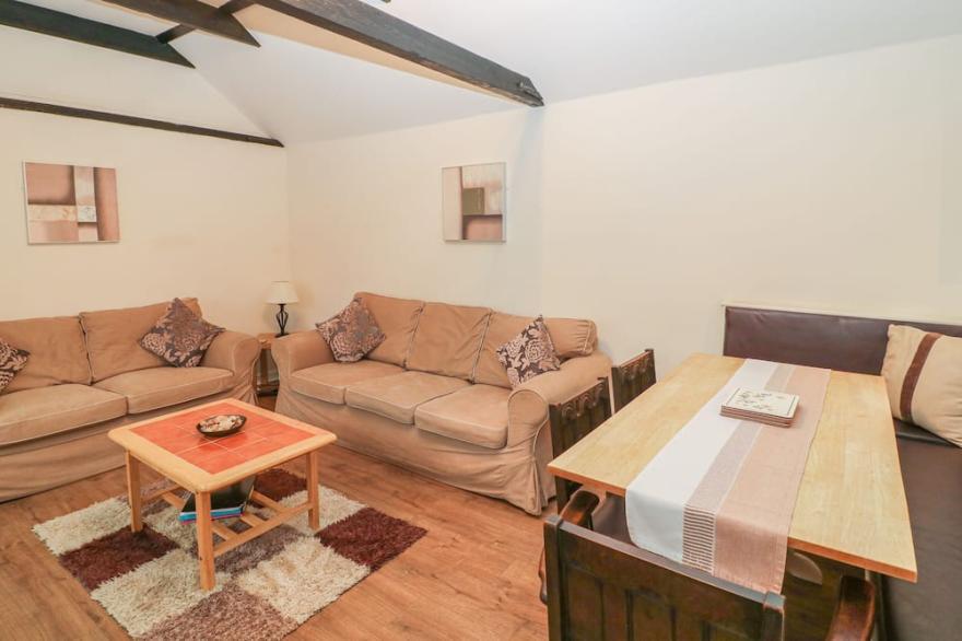 PEARDROP COTTAGE, pet friendly, with a garden in Saltfleetby