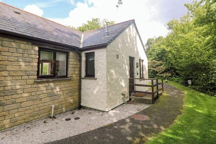 TRE POL PEN, pet friendly, country holiday cottage in Falmouth