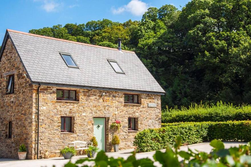 BRIGHTLEY MILL BARN, luxury holiday cottage in Okehampton