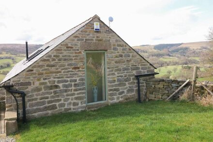 BROADWOOD BARN, pet friendly, character holiday cottage in Hathersage