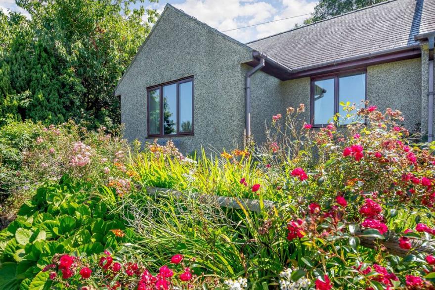 LLETY NEST, country holiday cottage, with a garden in Brithdir