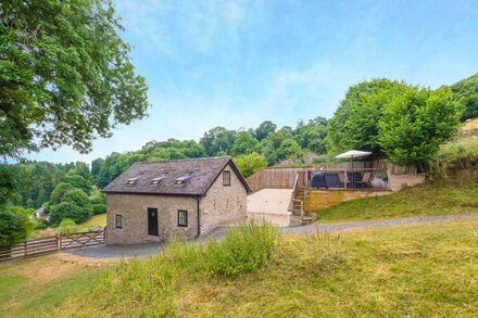 BISHOP'S CASTLE BARN, family friendly in Bishop's Castle