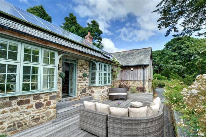 St Docwin - Four Bedroom House, Sleeps 9