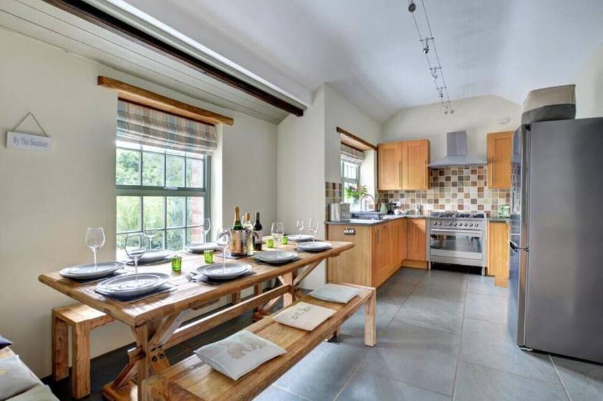 St Docwin - Four Bedroom House, Sleeps 9