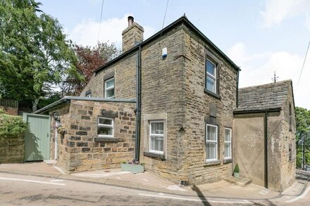 ST. JOHN'S COTTAGE, family friendly, with open fire in Penistone