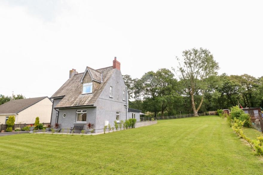 PONDFIELD GATE, Family Friendly, Character Holiday Cottage In Cwmgors