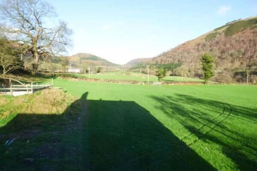 THE FARM HOUSE, Pet Friendly, Character Holiday Cottage In Llangollen