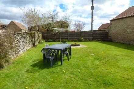 STABLE COTTAGE, pet friendly, character holiday cottage in Levisham