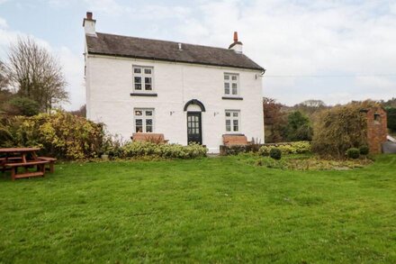 QUARRY HOUSE, pet friendly, luxury holiday cottage in Moneystone