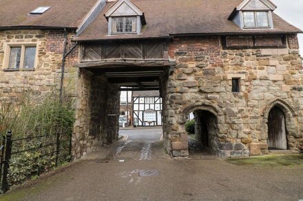 PORTER'S LODGE, pet friendly, character holiday cottage in Polesworth