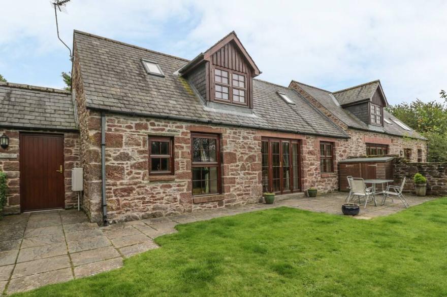 KAMBA COTTAGE, pet friendly, with a garden in Kirriemuir