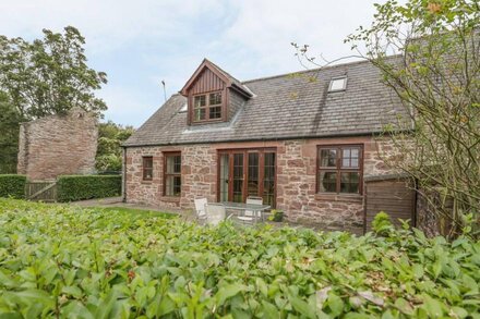 KAMBA COTTAGE, pet friendly, with a garden in Kirriemuir